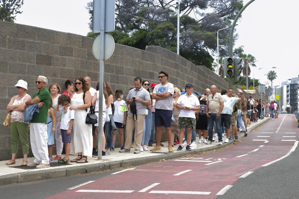 Colas en los exteriores del Arsenal de Las Palmas de Gran Canaria para poder entrar a ver el 'Juan Carlos I'
