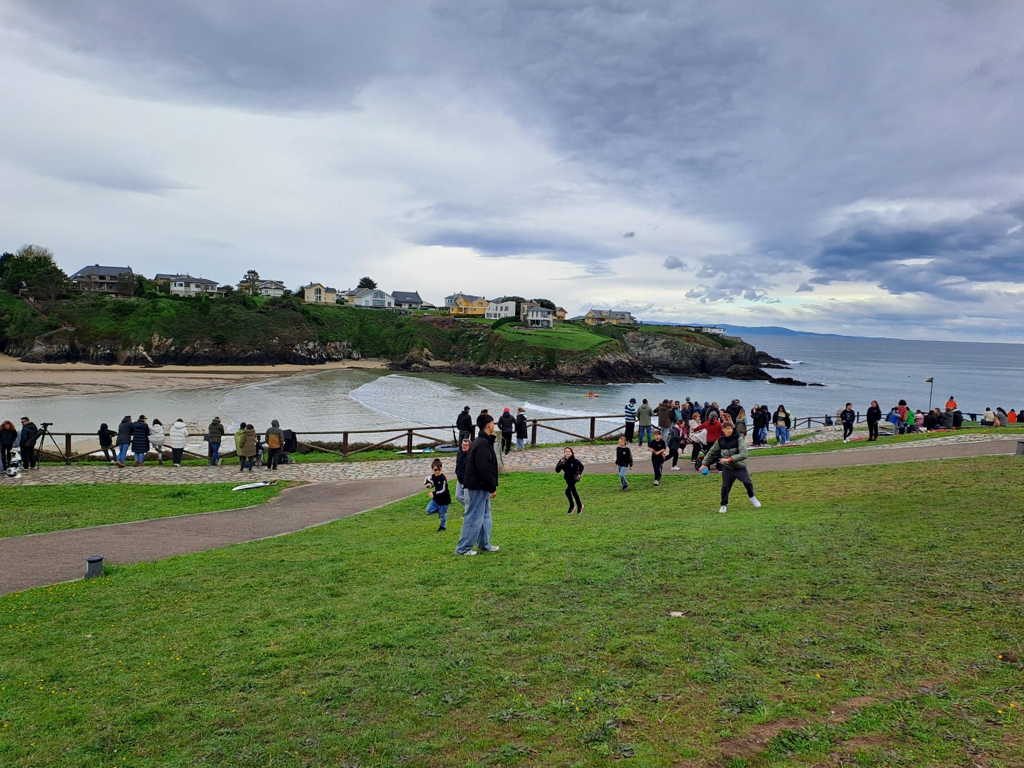 En imágenes: El ambiente surfista toma la playa de Tapia este puente