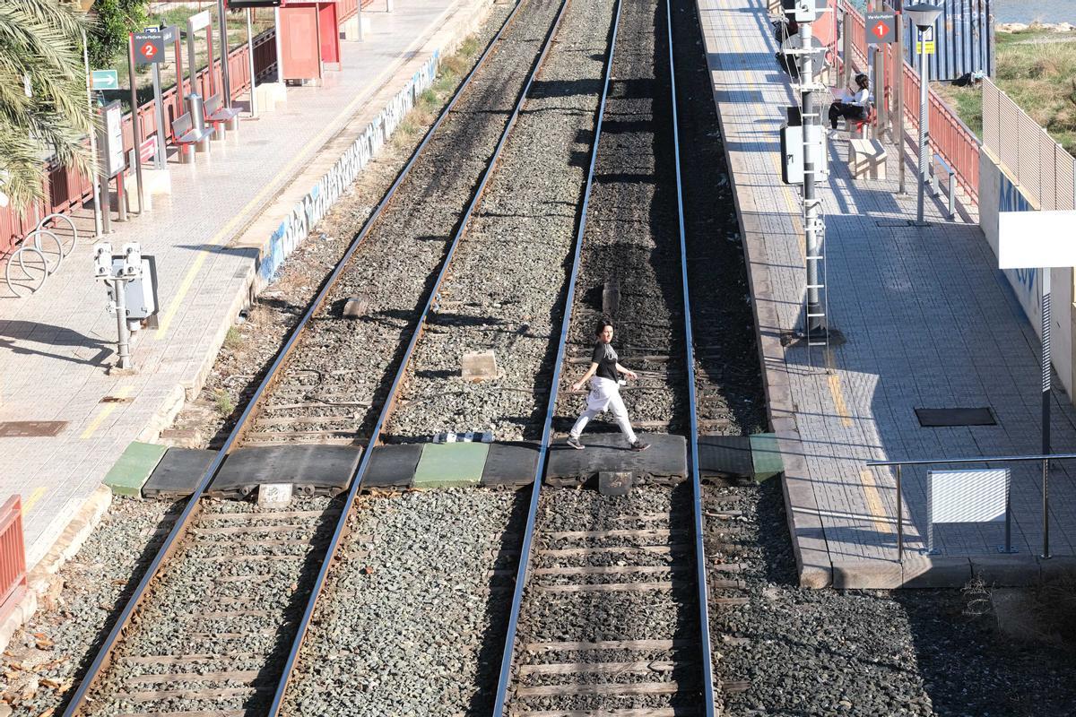 Una persona cruza las vías en la estación de San Gabriel.