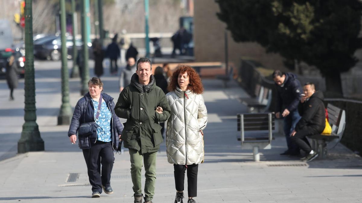 Un grupo de personas pasea sin mascarillas en Zaragoza