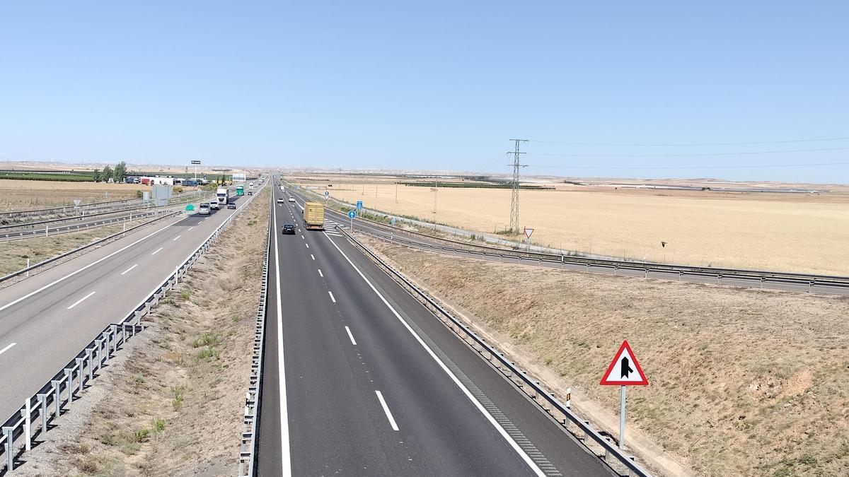 La autovía de Madrid a su paso por los terrenos (a la derecha de la carretera) donde se levantará el nuevo polígono industrial de Calatorao