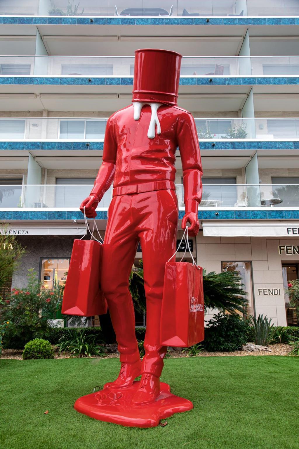 Escultura del artista francés David David en el Boulevard de la Croissete en Cannes