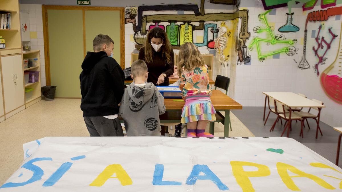 Menores ucranianos en el CEIP Vicente Blasco Ibáñez junto a Yasmina López, directora del centro.