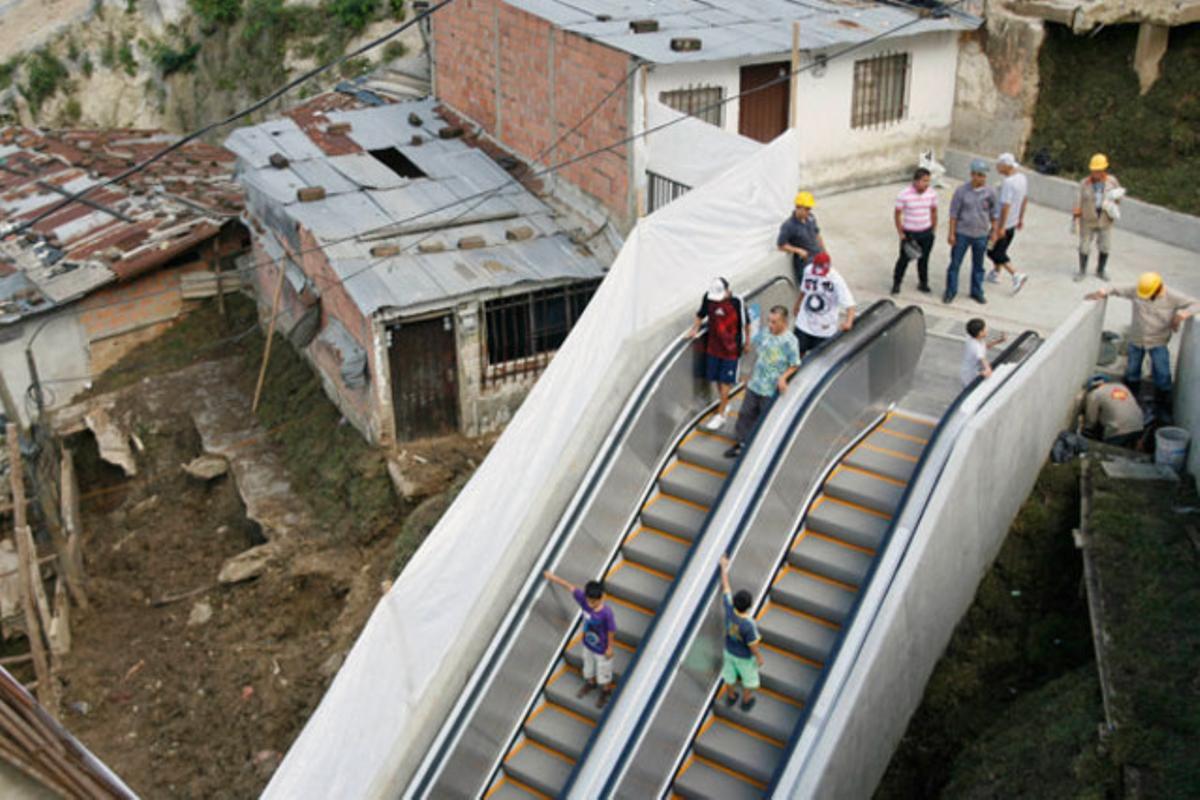 Posada a punt d’una escala mecànica en un dels barris més pobres de Medellín, la segona ciutat més gran de Colòmbia.