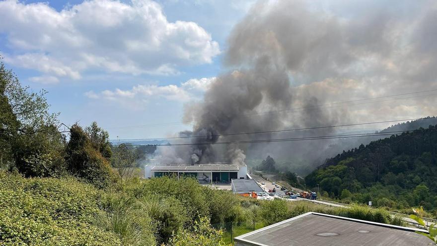 El incendio de la &quot;plantona&quot; de Cogersa, aún activo, se ha desatado en el área de voluminosos y afecta a una de sus seis naves