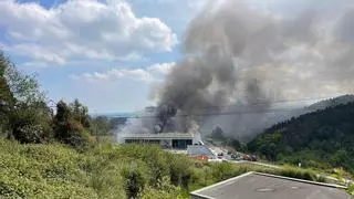 El incendio de la "plantona" de Cogersa, aún activo, se ha desatado en el área de voluminosos y afecta a una de sus seis naves