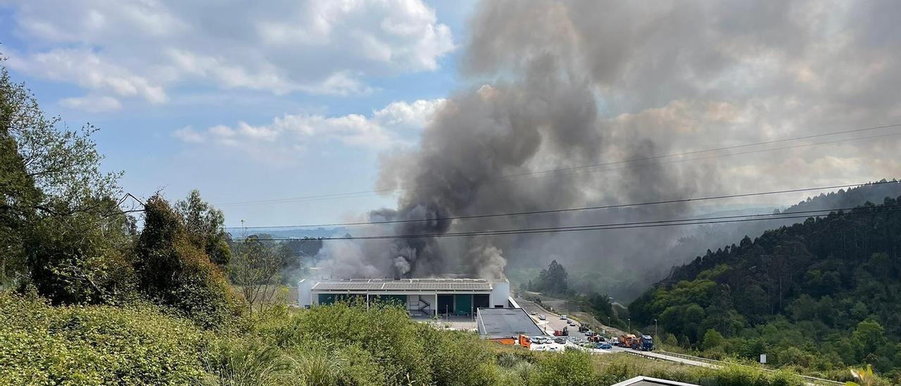 Espectacular incendio en la &quot;plantona&quot; de Cogersa en Gijón: &quot;El fuego está confinado y no ha habido daños personales&quot;, afirma la Consejera