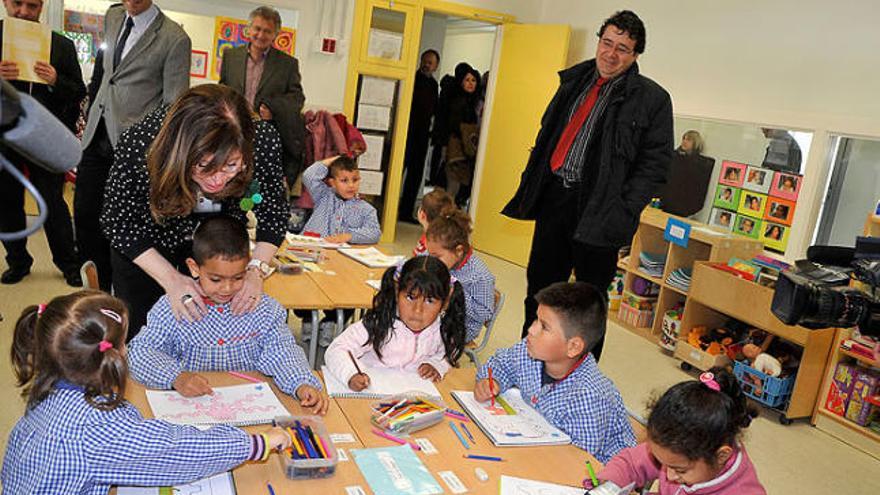 La consellera conversant amb alumnes del CEIP Parc de les Aigües.