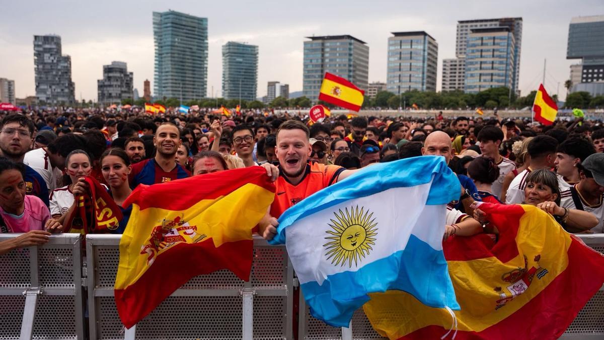 Aficionados del Mundial de fútbol esperando el inicio del partido en el Fòrum