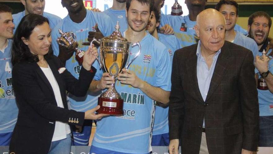 La alcaldesa María Ramallo entrega la Copa de campeón de liga al capitán Manu Ferreiro. // Santos Álvarez