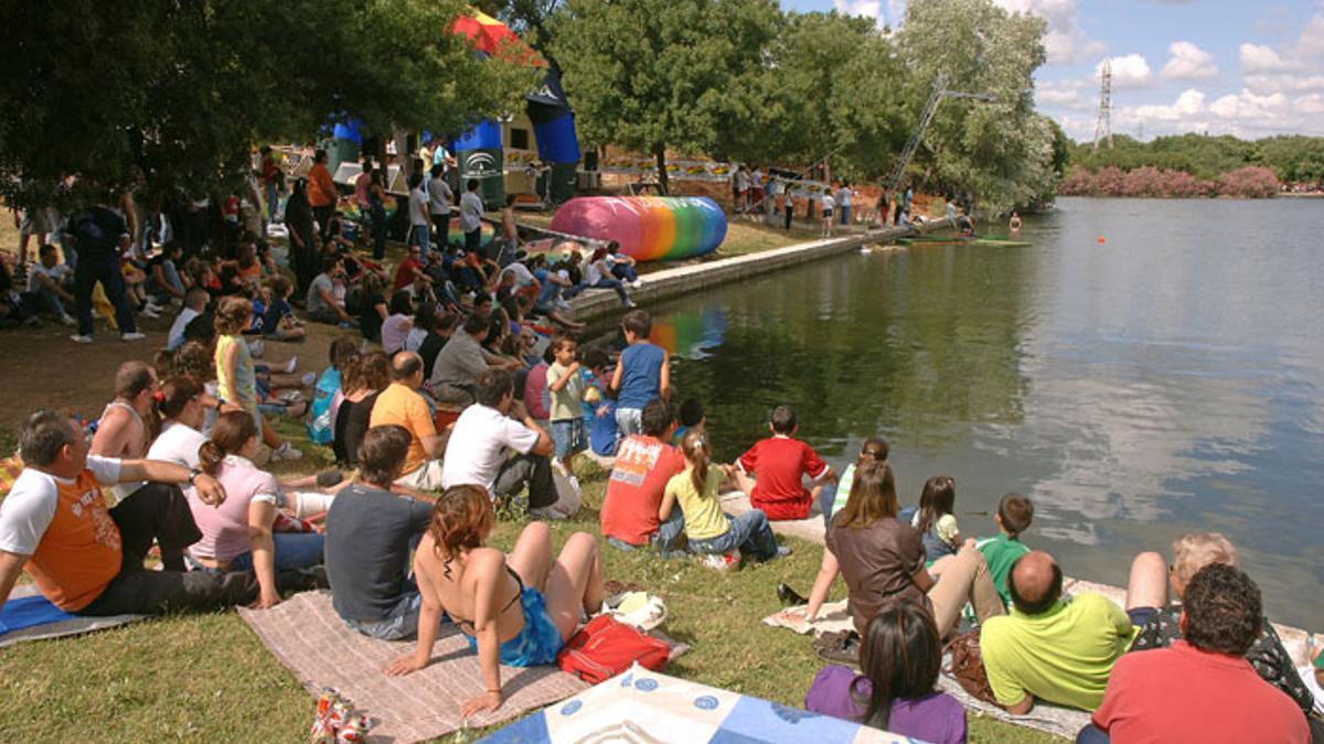 Parque del Alamillo, el gigantesco pulmón verde de Sevilla con lagos, zonas de pícnic y su propio ferrocarril