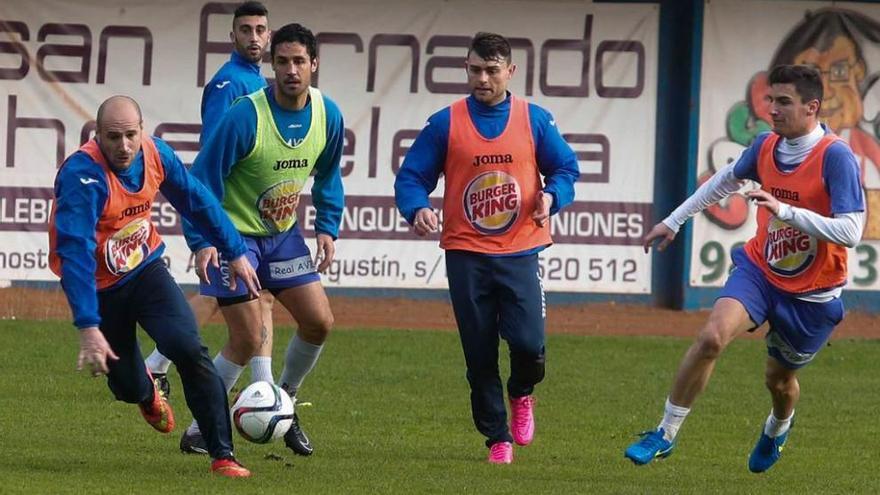 Juanma, a la izquierda, en uno de sus últimos entrenamientos con el Avilés en el Suárez Puerta, con Nacho Fernández, Matías y Jorge Sáez siguiendo la jugada.