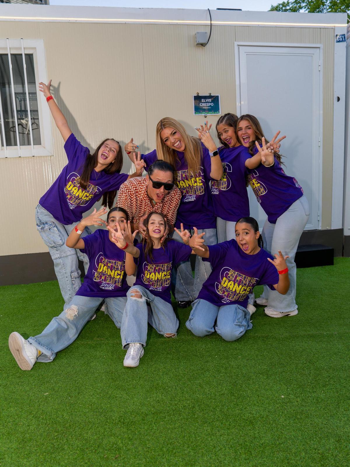 Encuentro de María Crespo y las alumnas con el cantante Elvis Crespo.