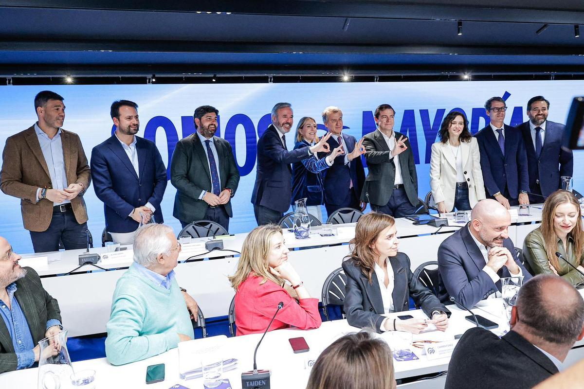 Álvaro Queipo, segundo por la izquierda, con otros dirigentes populares: en el centro, Núñez Feijóo junto a Jorge Azcón, María Guardiola y Alfonso Fernández Mañueco exhiben con un gesto las tres victorias autonómicas del PP.