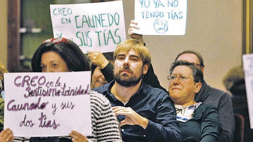 Daniel Ripa, ayer, en el Pleno, entre pancartas contra el PP.