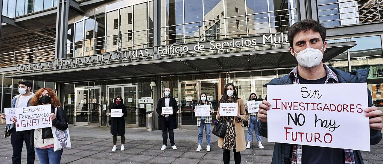 Los investigadores afectados, ayer, ante el Edificio de Servicios Múltiples del Principado. | Irma Collín