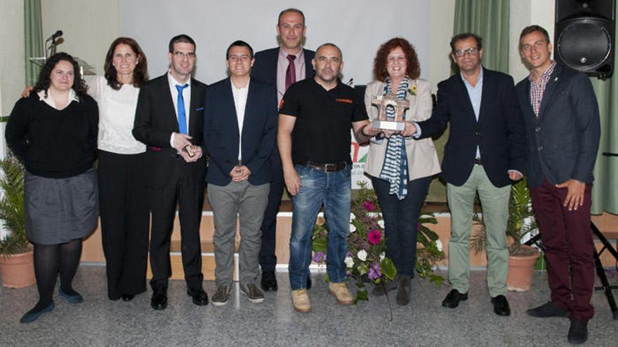 Los premiados, con Sergio Sánchez y Mayte Villalobos, del IES Martín Aldehuela.