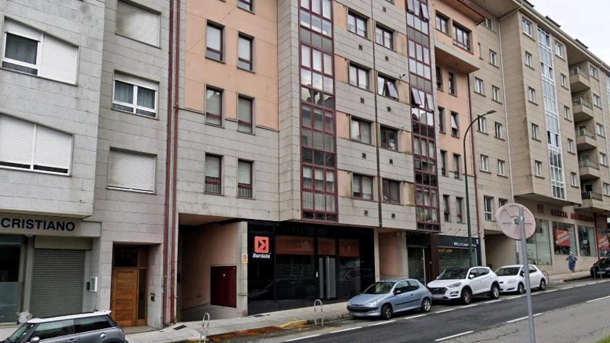 Tres denuncias por disparar contra la fachada de un edificio en Milladoiro