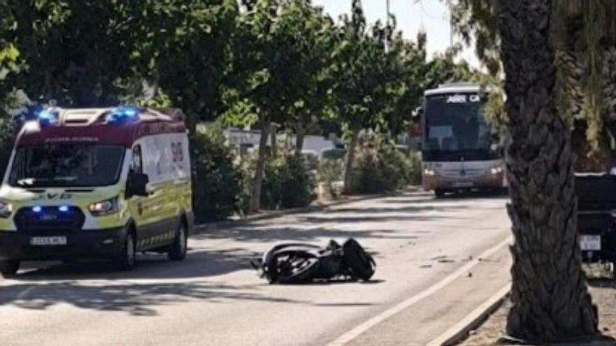 Un joven resulta herido en Cullera tras perder el control de su moto y chocar contra una palmera