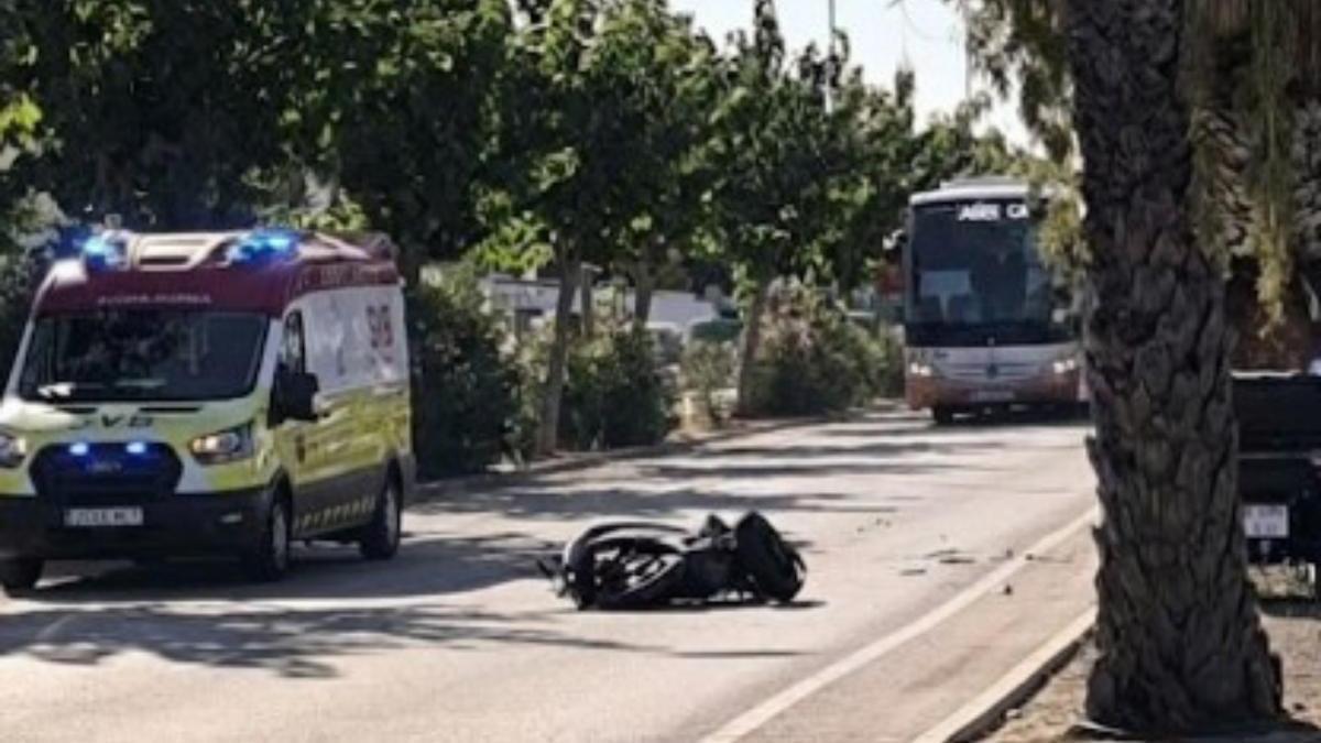 Una ambulancia junto a la moto accidentada este sábado en Cullera.