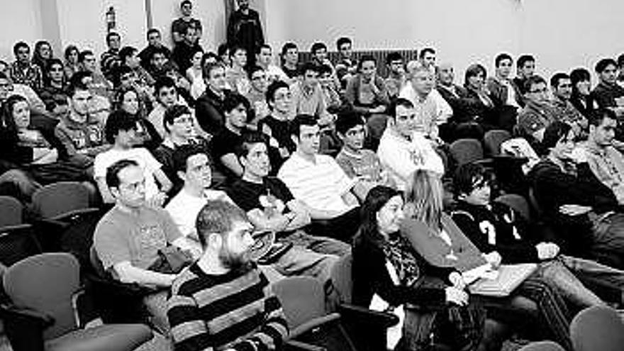 Estudiantes, durante un acto celebrado en la Escuela de Informática.