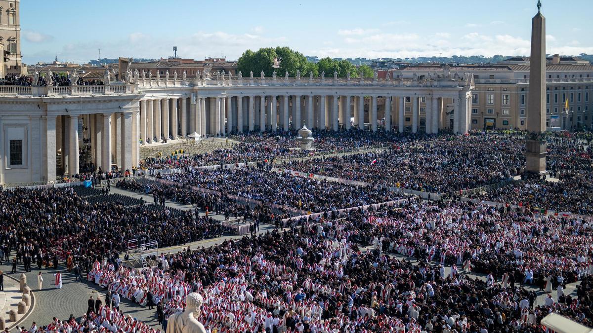 Miles de personas, durante el funeral del papa Francisco, en la plaza San Pedro.