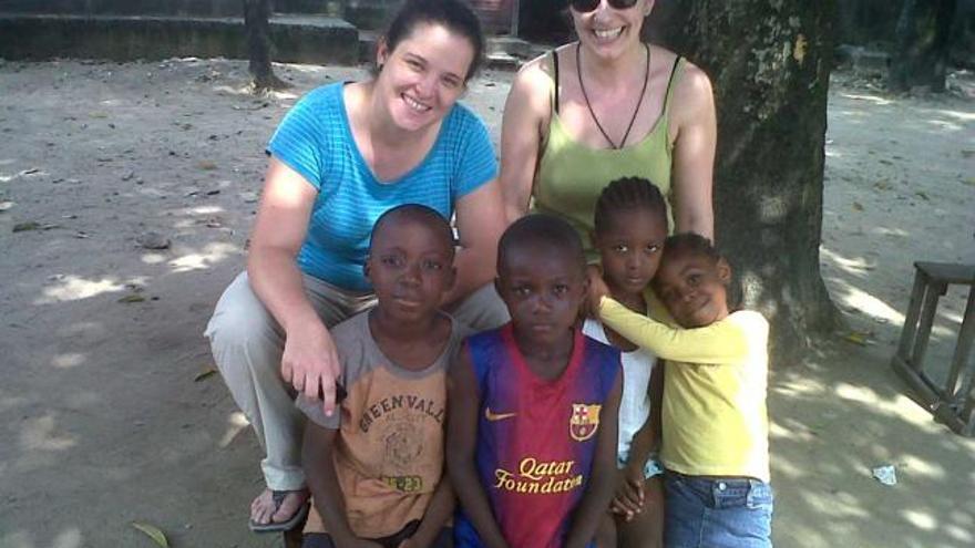 María Llamedo -izquierda- y Ana Aramburu, con varios niños en Kinshasa.