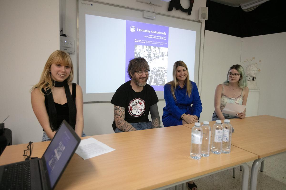 Las alumnas Kira Olivera y Àngels Cardona moderaron.