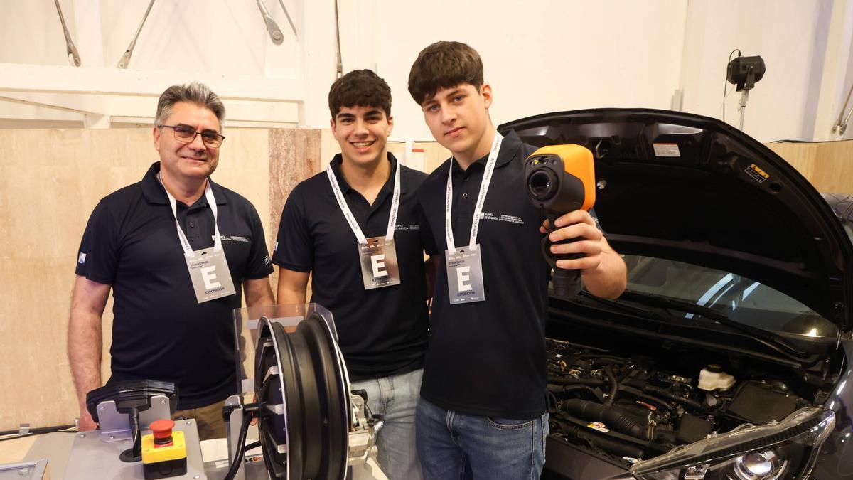 El profesor José Manuel Carbia junto a alumnos del CIFP Politécnico de Santiago.