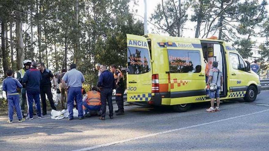 Una ambulancia recoge a varios heridos después de un accidente de tráfico.