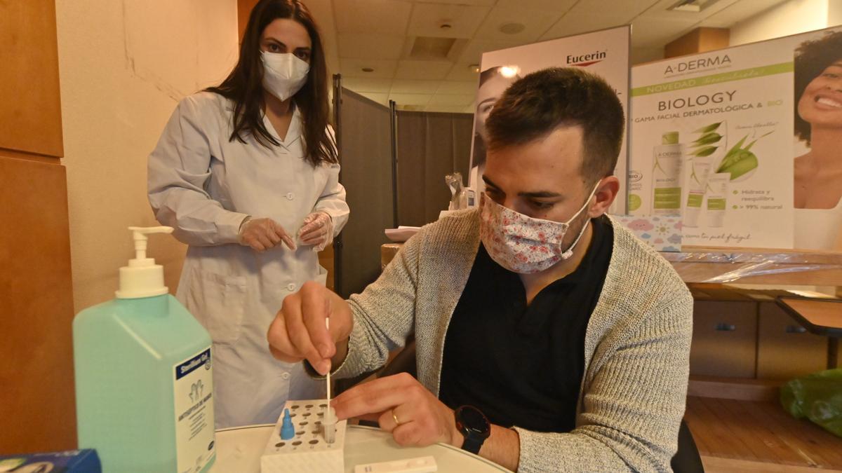 Un joven se realiza un test de antígenos en una farmacia de Castellón en una imagen de archivo.