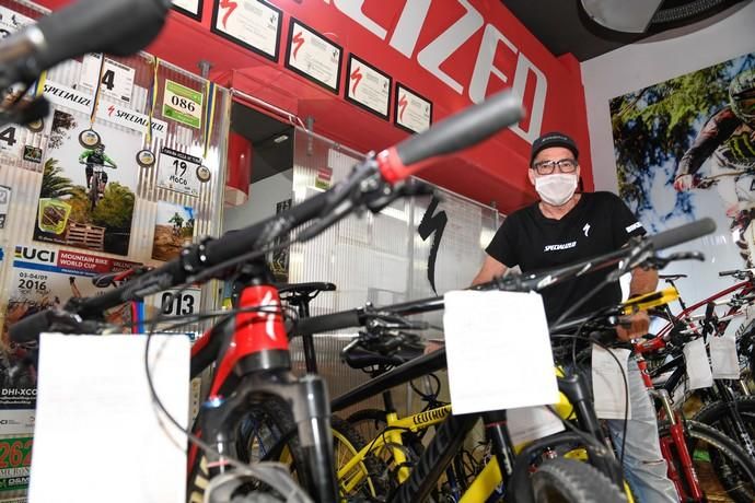 21-05-20   CANARIAS Y ECONOMIA. CALLE ALEMANIA . LAS PALMAS DE GRAN CANARIA. Johannes Schoefecker es propietario de Bike Gran Canaria, tienda de venta y reparación de bicicletas que ha visto crecer el negocio en esta crisis. Fotos: Juan Castro.  | 21/05/2020 | Fotógrafo: Juan Carlos Castro