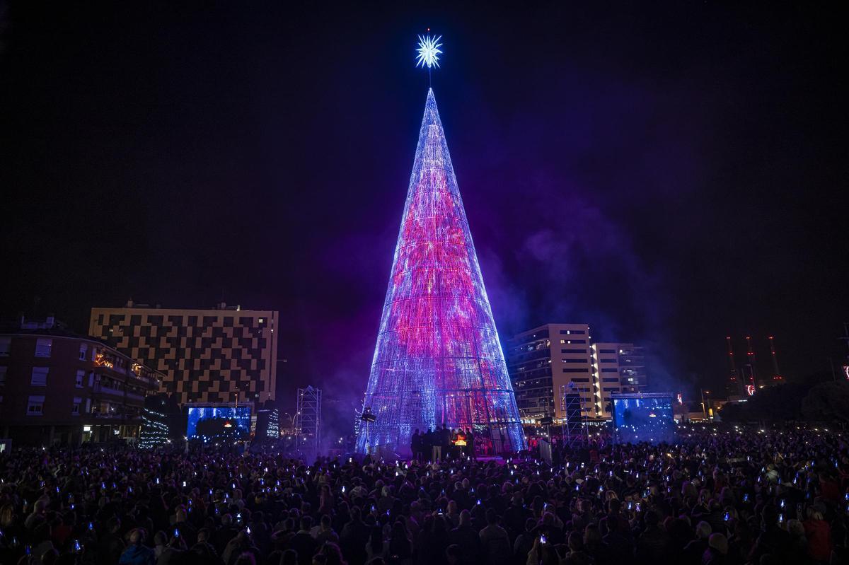 El superárbol de Navidad de Badalona. Badalona ha encendido ya las más de 82.000 luces píxel que componen su tan mediático ‘superárbol’ de Navidad.