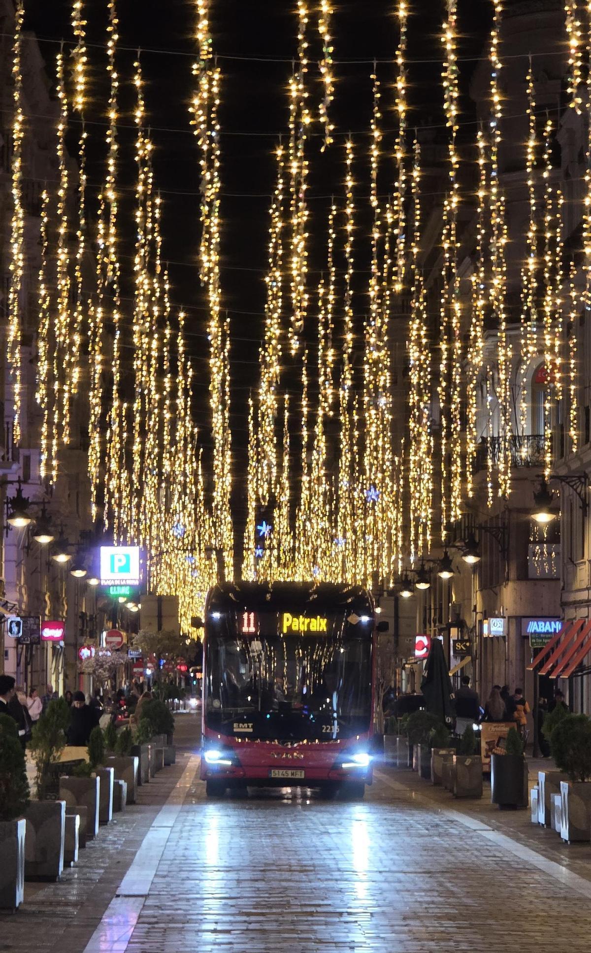Iluminación navideña en la calle de la Paz