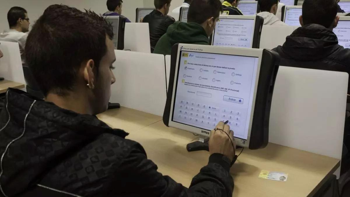 Un aspirante se presenta al examen teórico de conducir.