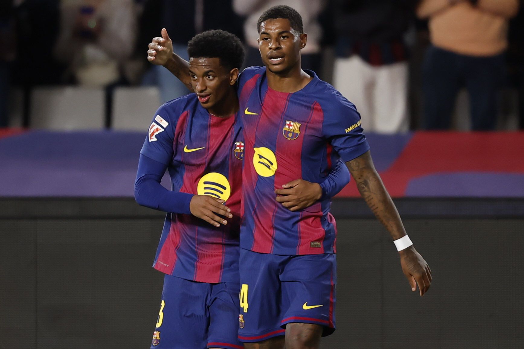 El delantero del Barcelona Marcus Rashford (d) celebra su gol, tercero del equipo ante el Elche, durante el partido de LaLiga entre el FC Barcelona y el Elche CF, este domingo en el estadio Olímpico Lluis Companys. EFE/Andreu Dalmau