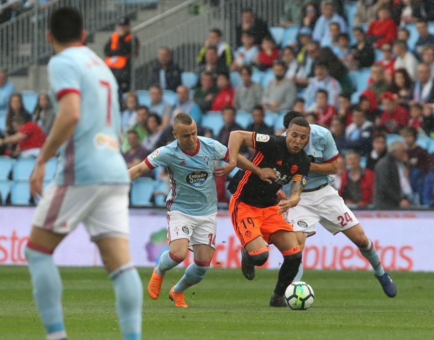 Las fotografías del duelo liguero entre vigueses y valencianos en Balaídos.