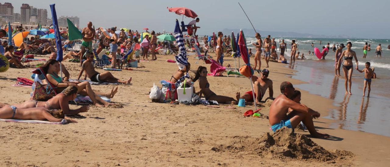 La medida podría extenderse a la playa Nord de Gandia si tiene buena acogida entre los bañistas y el sector.