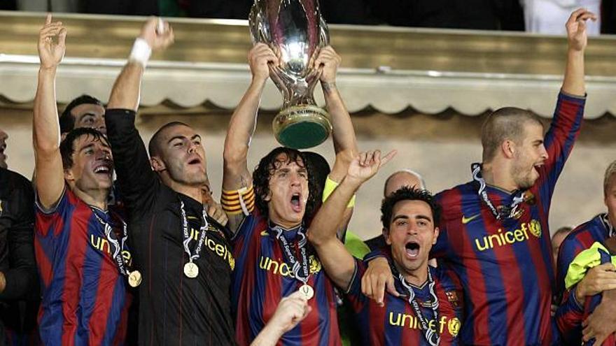 Los jugadores del Barcelona celebran el título de la Supercopa de Europa en el estadio Louis II de Mónaco. / sebastian nogier