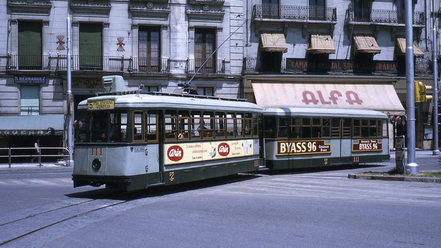 Así retrató un fotógrafo francés los tranvías de Zaragoza en los años 70