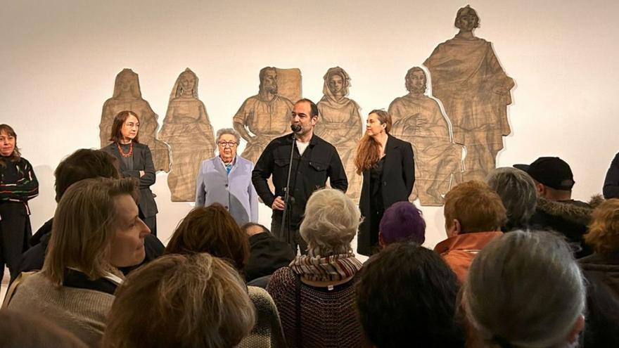 El director del Museo presenta el contenido de la muestra en la inauguración.