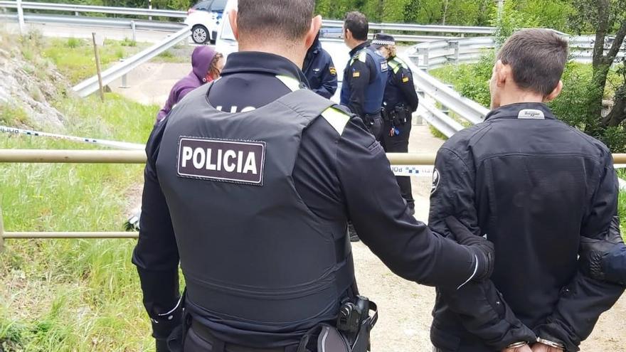 Els agents de la Policia Local de la Jonquera amb el primer dels detinguts.