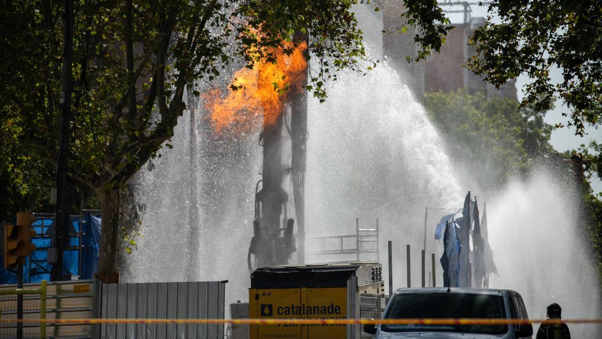 Ocho heridos y cinco realojados por una explosi&oacute;n de gas en un acceso del metro de Pla&ccedil;a de Sants