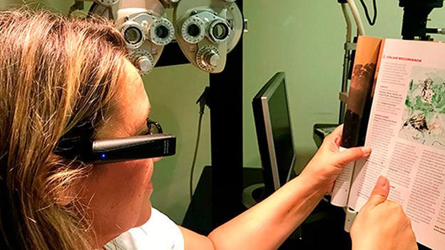 Este dispositivo ayuda a personas con baja visión o ciegas a leer y reconocer caras