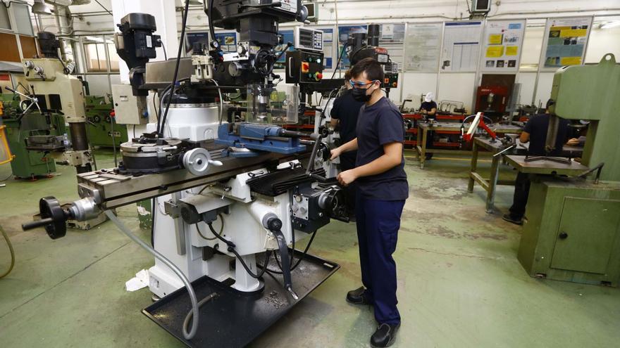 Un alumno de Formación Profesional (FP) de un instituto de Zaragoza realiza prácticas con una máquina. | JAIME GALINDO