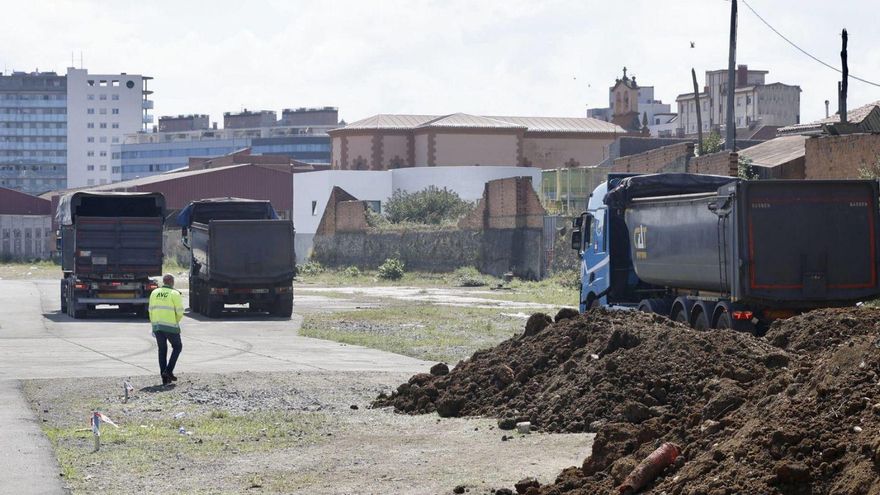 Los primeros camiones con tierra de la Pecuaria llegan a la obra de Naval Gijón.