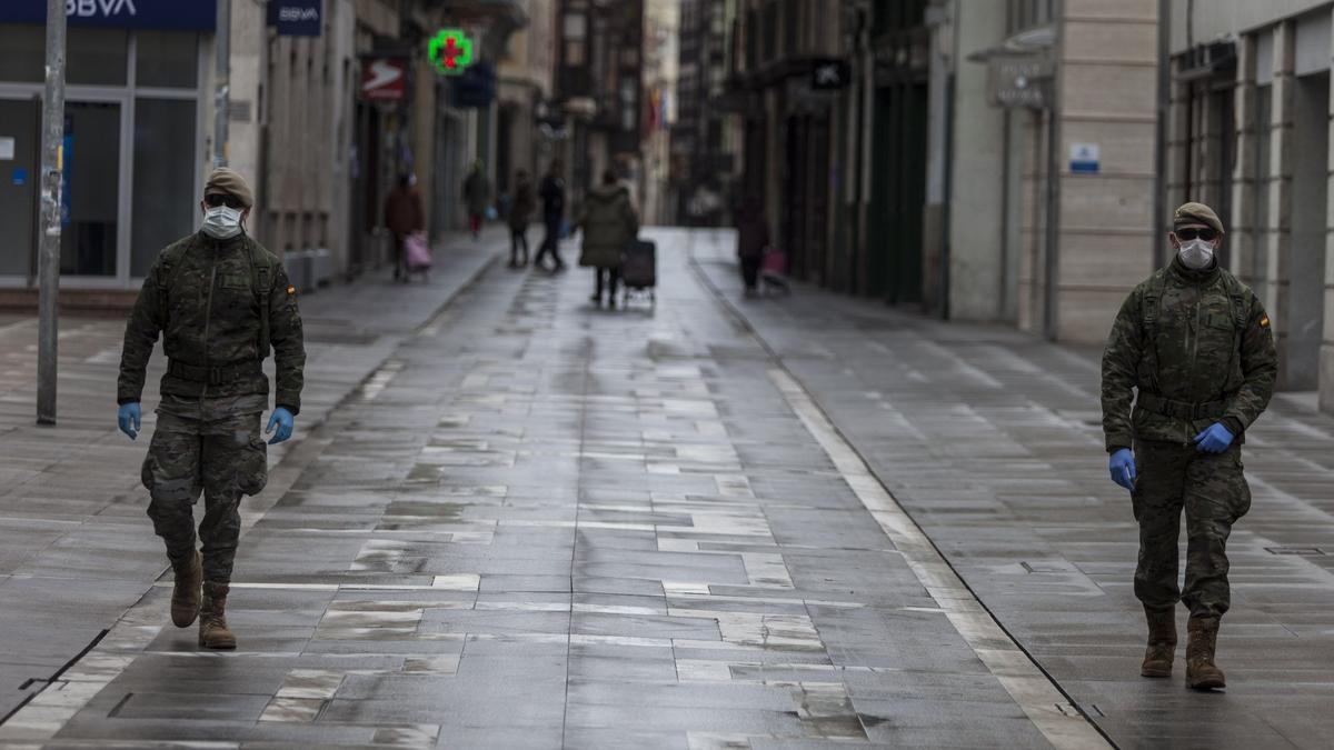 Militares de la UME patrullan las calles de Zamora durante el confinamiento.