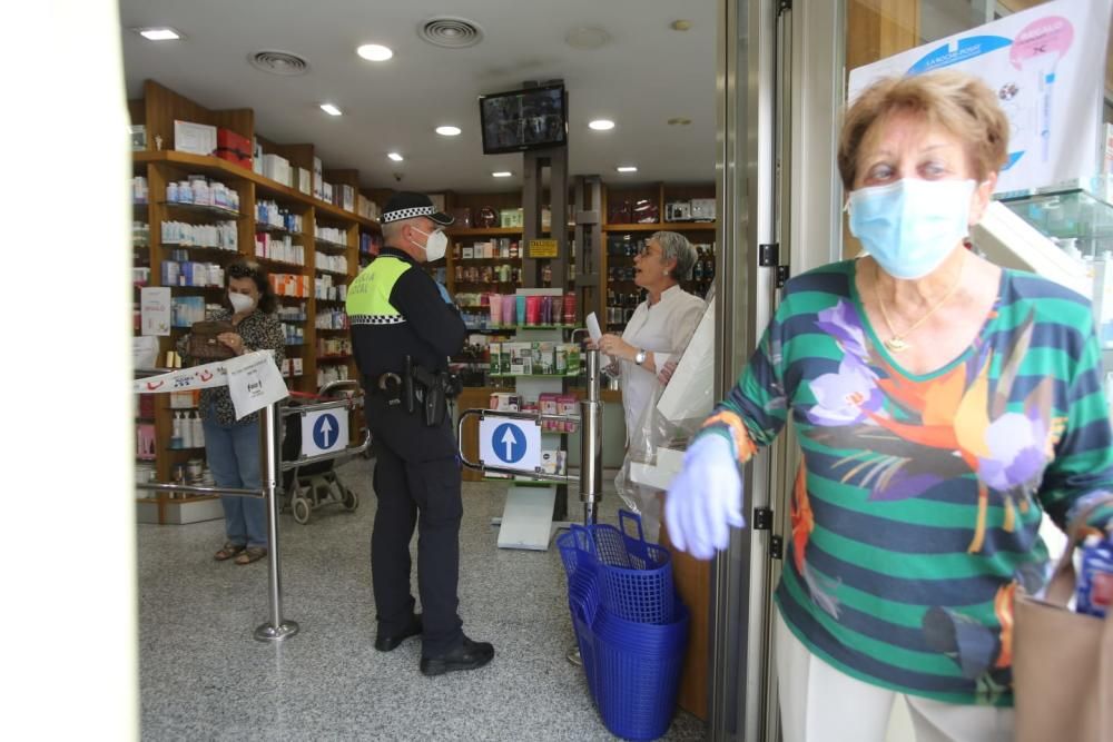 La Policía Local de Alicante revisa los comercios