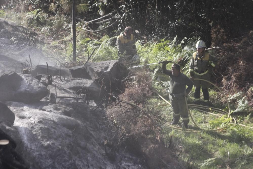 Incendios en Galicia | Un incendio nocturno quema 15 hectáreas en Domaio sobre el puente de Rande