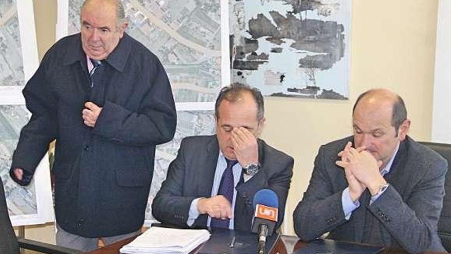 Nardo Faro, Sotelo y Louzán, en una reunión en el Concello. // G.N.